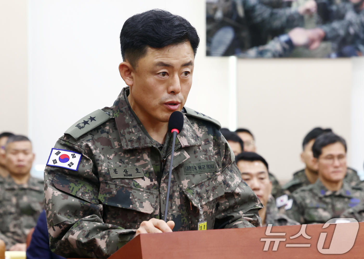 (서울=뉴스1) 김민지 기자 = 문상호 국군정보사령관이 10일 오전 서울 여의도 국회 국방위원회에서 열린 계엄 관련 긴급 현안질의에서 위원 질의에 답하고 있다. 2024.12.10 …