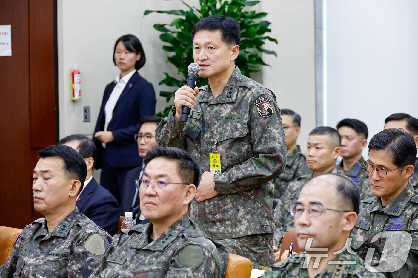 (서울=뉴스1) 안은나 기자 = 이경민 국군방첩사령부 참모장(사령관 직무대행)이 10일 오전 서울 여의도 국회 국방위원회에서 열린 계엄 관련 긴급 현안질의에 출석해 답변하고 있다. …