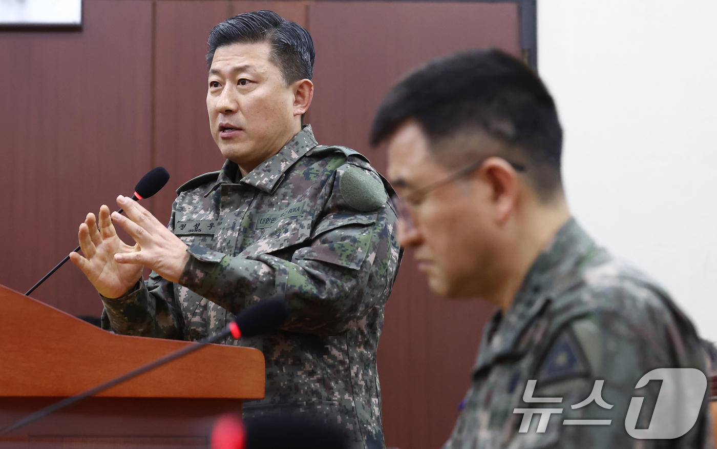 (서울=뉴스1) 김민지 기자 = 정성우 국군방첩사령부 1처장이 10일 오전 서울 여의도 국회 국방위원회에서 열린 계엄 관련 긴급 현안질의에서 위원 질의에 답하고 있다. 2024.1 …