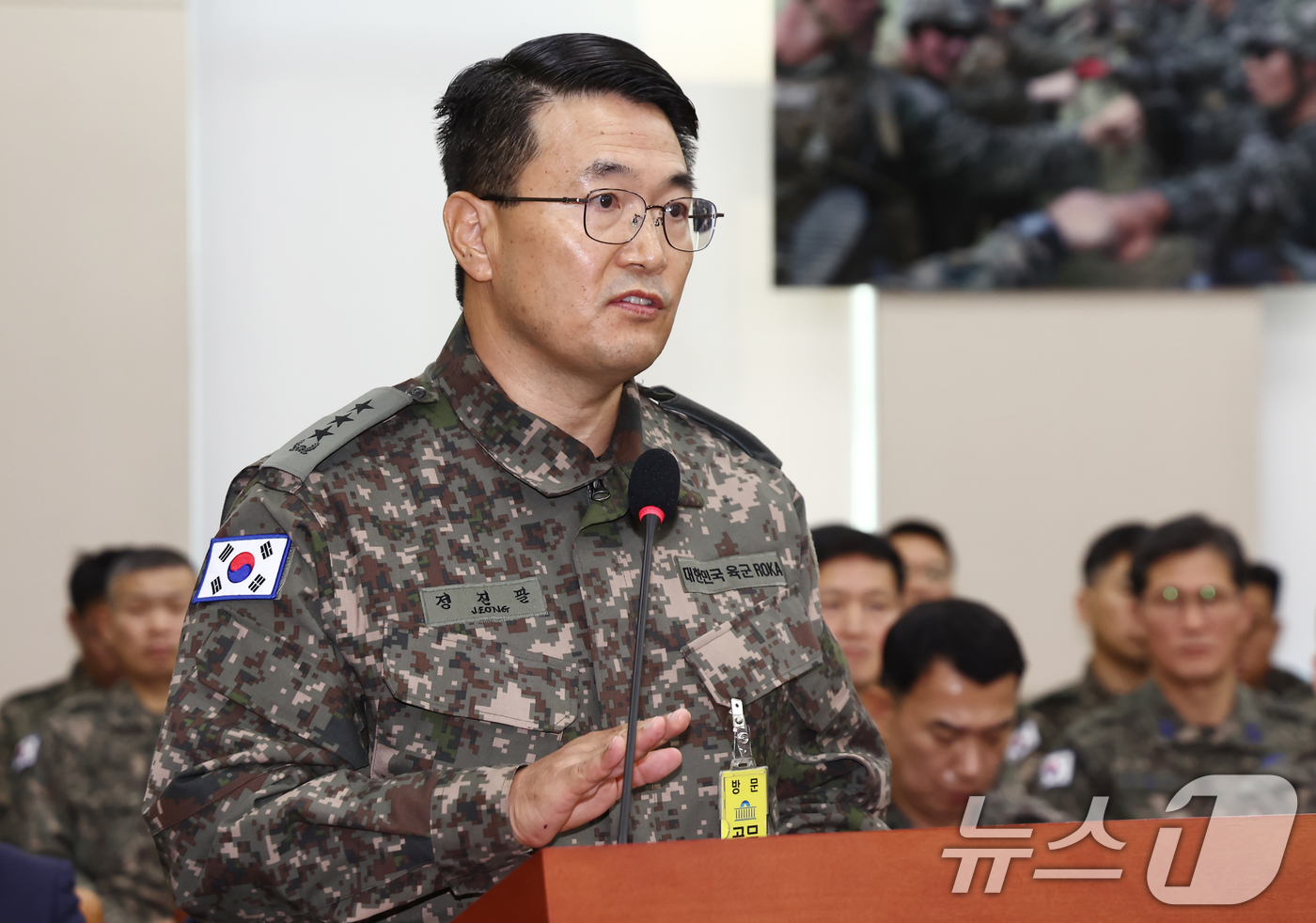 (서울=뉴스1) 김민지 기자 = 정진팔 합동참모본부 차장이 10일 오전 서울 여의도 국회에서 열린 국회 국방위원회의 비상계엄 사태 긴급 현안질의에서 의원 질의에 답변하고 있다. 2 …