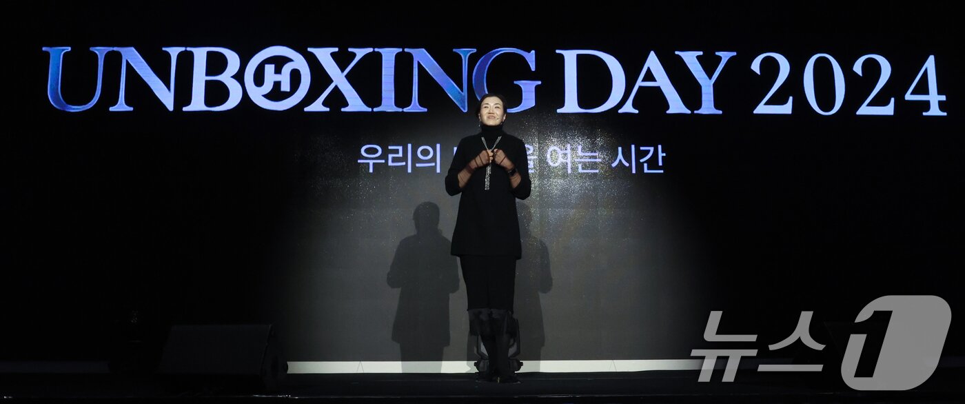 본문 이미지 - 조현민 한진 사장이 10일 오후 서울 용산구 서울드래곤시티 컨벤션타워에서 열린 '한진 언박싱데이 2024'에서 주제 발표를 하고 있다. 2024.12.10/뉴스1 ⓒ News1 황기선 기자