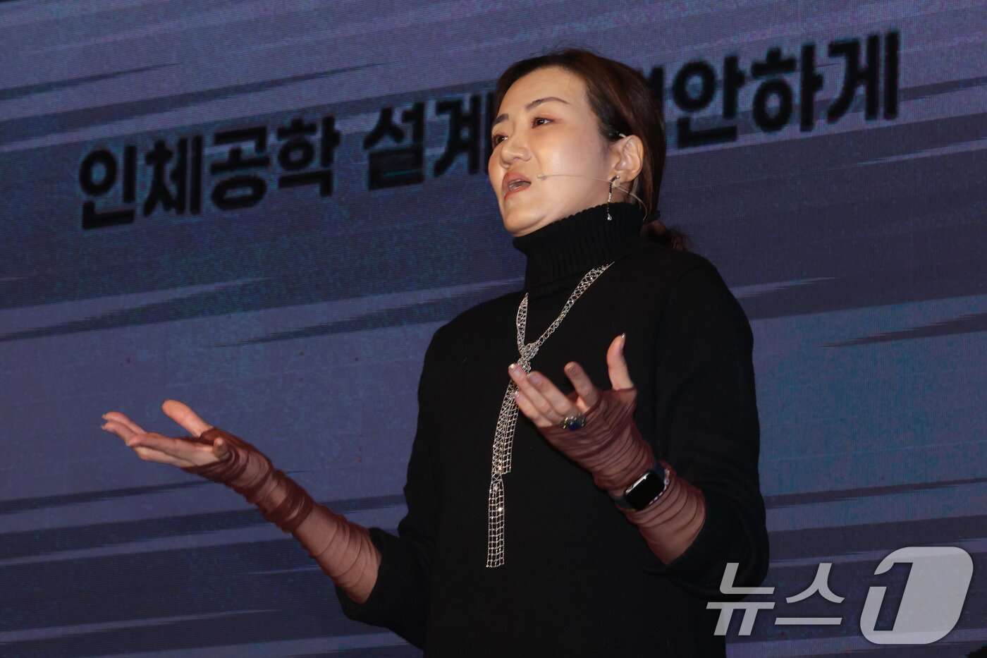 본문 이미지 - 조현민 한진 사장이 10일 오후 서울 용산구 서울드래곤시티 컨벤션타워에서 열린 '한진 언박싱데이 2024'에서 주제 발표를 하고 있다. 2024.12.10/뉴스1 ⓒ News1 황기선 기자