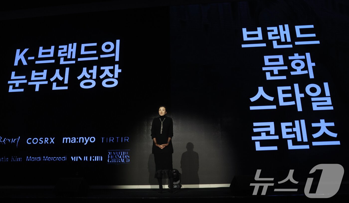 본문 이미지 - 조현민 한진 사장이 10일 오후 서울 용산구 서울드래곤시티 컨벤션타워에서 열린 '한진 언박싱데이 2024'에서 주제 발표를 하고 있다. 2024.12.10/뉴스1 ⓒ News1 황기선 기자