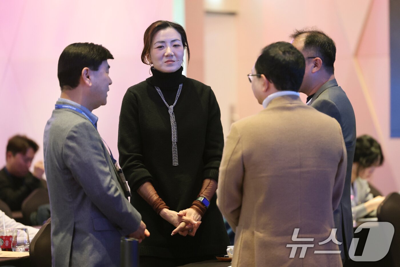 본문 이미지 - 조현민 한진 사장이 10일 오후 서울 용산구 서울드래곤시티 컨벤션타워에서 열린 '한진 언박싱데이 2024'에서 참석자들과 대화를 나누고 있다. 2024.12.10/뉴스1 ⓒ News1 황기선 기자