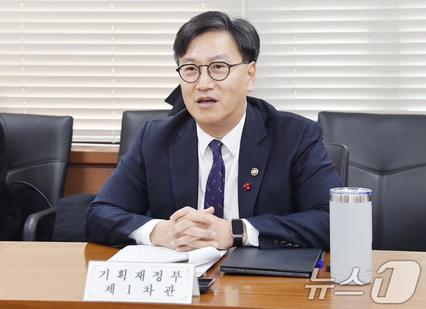 본문 이미지 - 김범석 기획재정부 차관이 10일 오후 서울 종로구 정부서울청사에서 열린 '2024년 제5차 서비스산업발전 전담반 회의'에서 모두발언을 하고 있다. (기획재정부 제공) 2024.12.10/뉴스1