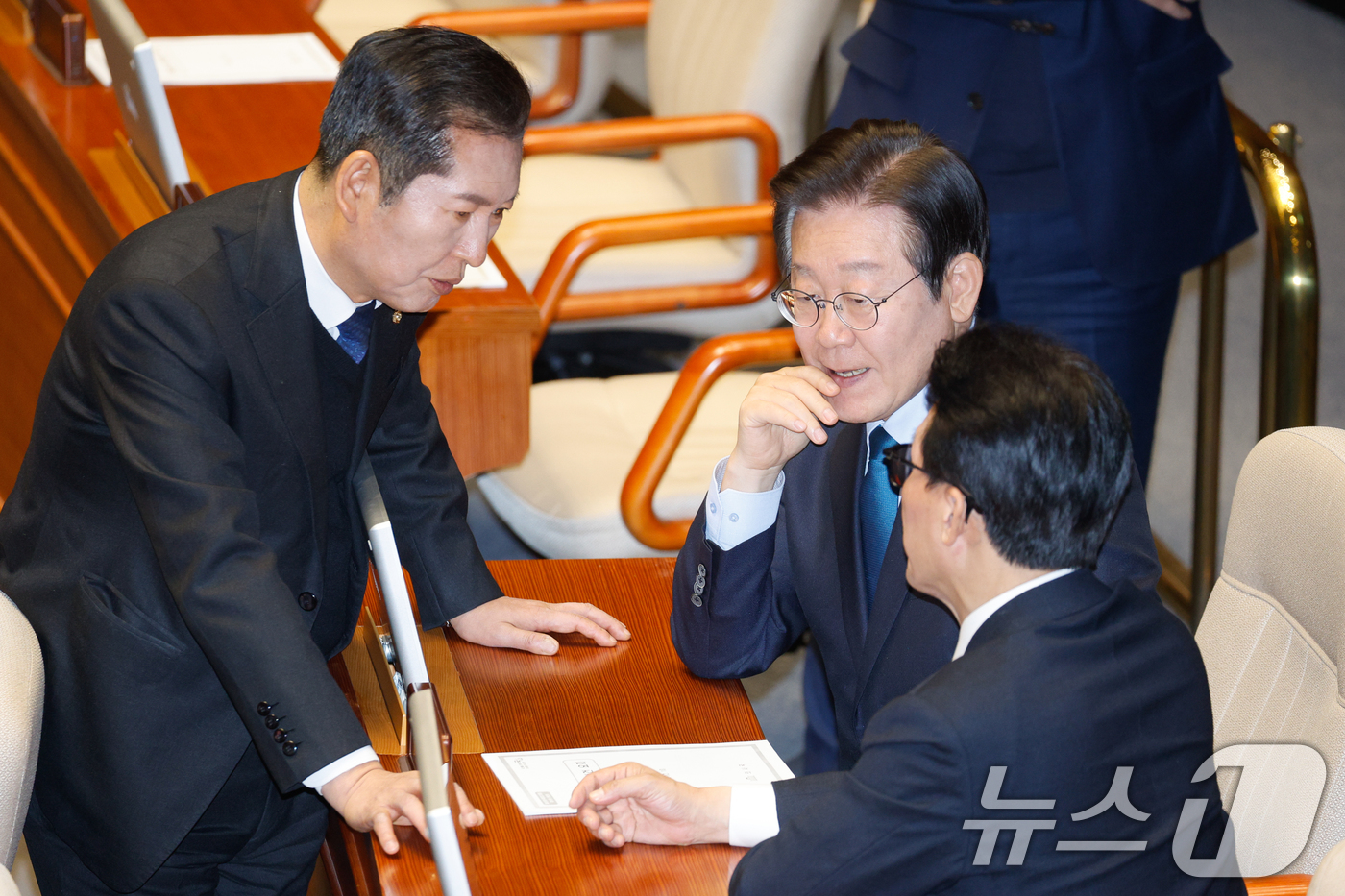 (서울=뉴스1) 안은나 기자 = 이재명 더불어민주당 대표가 10일 오후 서울 여의도 국회 본회의장에서 정청래 법사위원장, 김민석 최고위원과 대화하고 있다. 2024.12.10/뉴스 …
