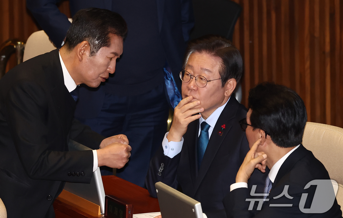 (서울=뉴스1) 김민지 기자 = 이재명 더불어민주당 대표가 10일 오후 서울 여의도 국회에서 열린 본회의에서 정청래 법사위원장, 김민석 수석 최고위원 등과 대화하고 있다. 2024 …