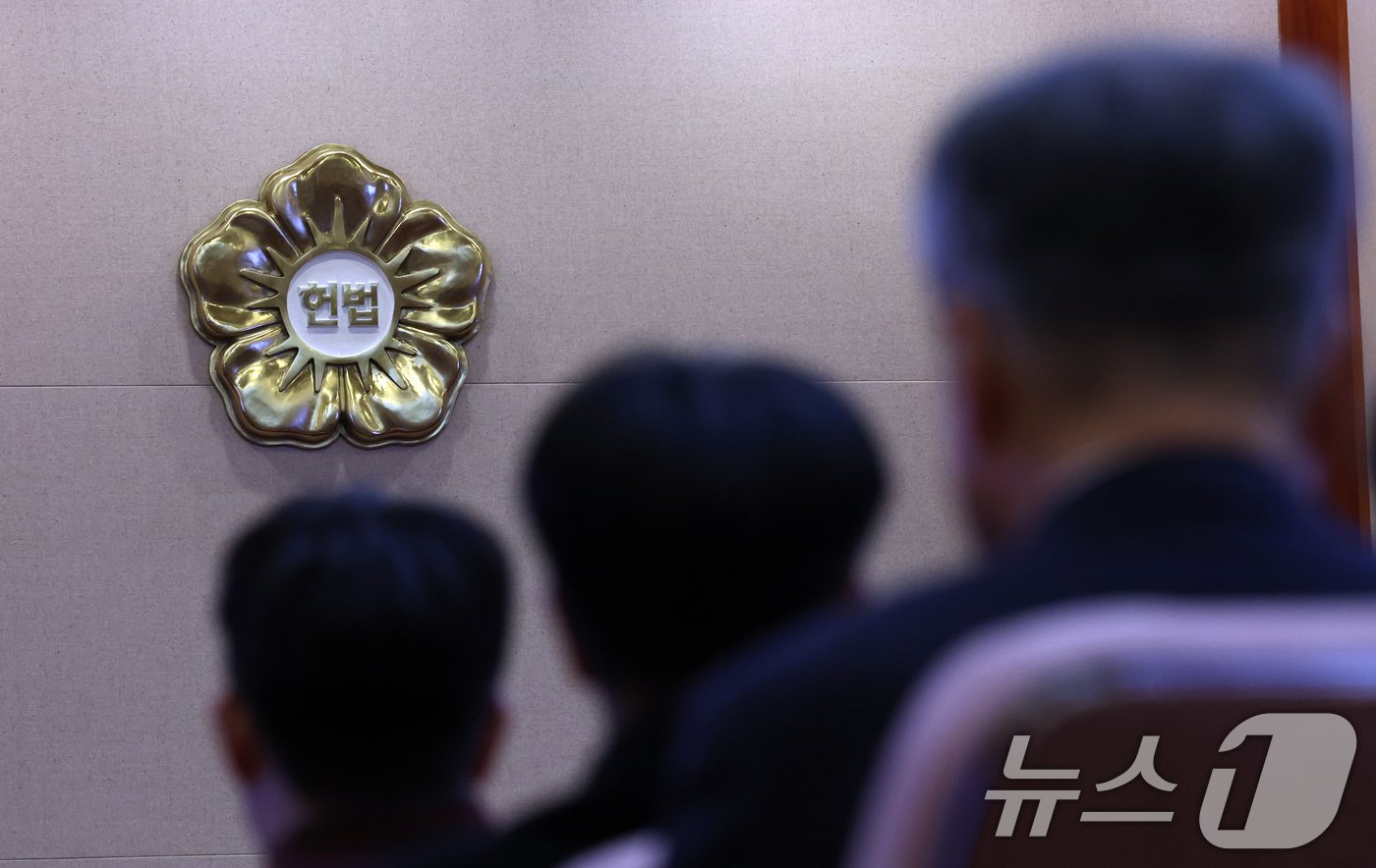 본문 이미지 - 10일 오후 서울 종로구 헌법재판소 대심판정에서 열린 감사원의 '선거관리위원회 채용 등 인력관리실태' 직무감찰에 관한 권한쟁의 사건에 대한 변론에서 방청객들이 참석해 자리하고 있다. 2024.12.10/뉴스1 ⓒ News1 김명섭 기자