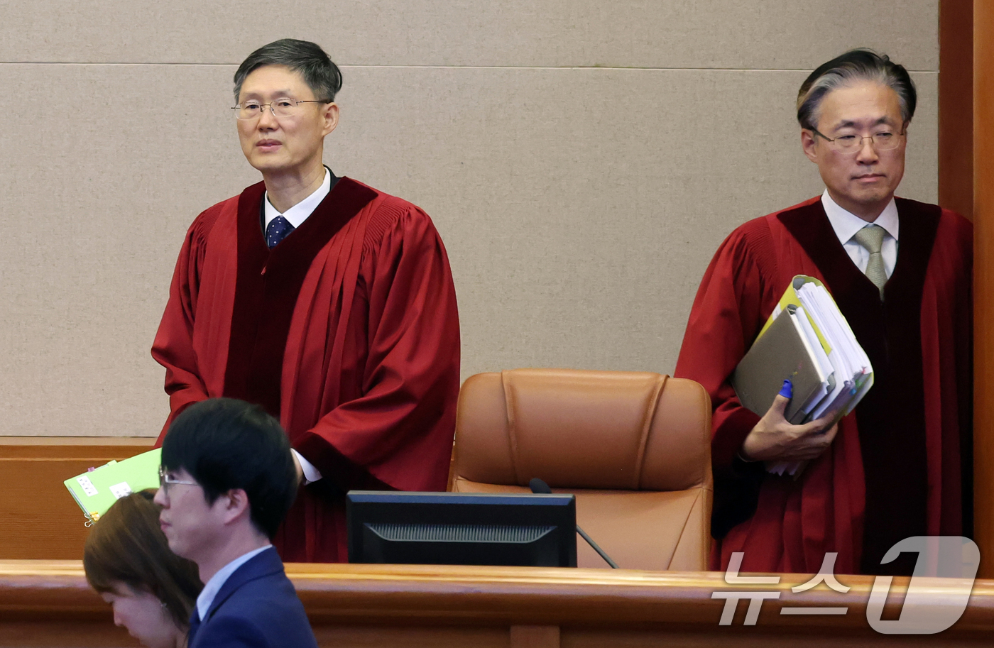 (서울=뉴스1) 김명섭 기자 = 문형배 헌법재판소장 권한대행과 김형두 헌법재판관이 10일 오후 서울 종로구 헌법재판소 대심판정에서 열린 감사원의 '선거관리위원회 채용 등 인력관리실 …
