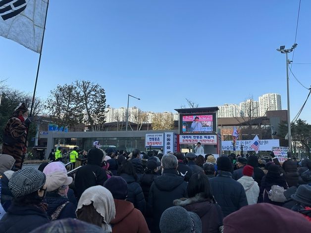 한동훈 이웃 주민 "국민 정서 외면 말길"…타팰 앞 "韓 사퇴" 집회