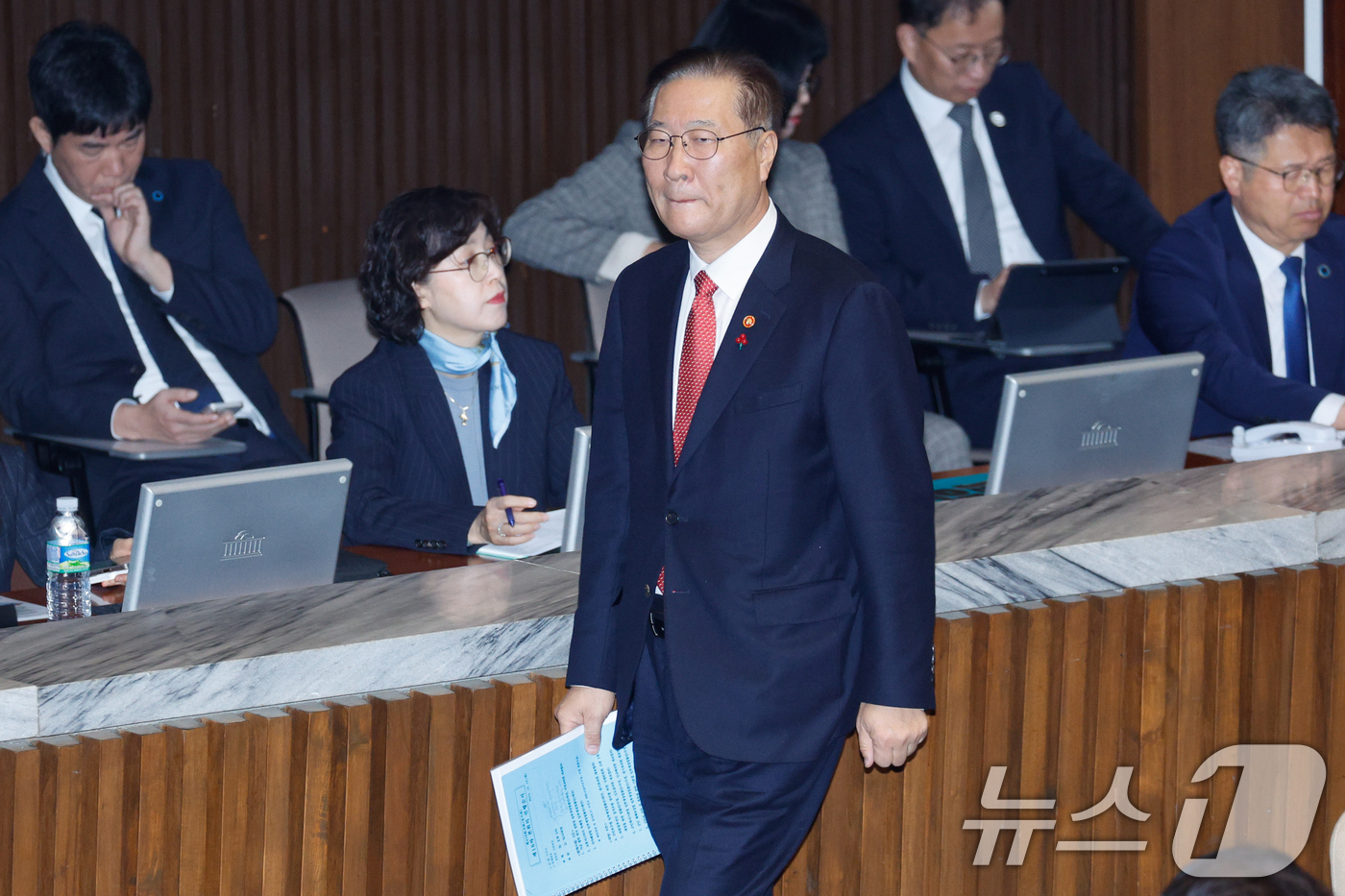 (서울=뉴스1) 안은나 기자 = 박성재 법무부 장관이 10일 오후 서울 여의도 국회에서 열린 제418회국회(정기회) 18차 본회의에서 본인에 대한 탄핵소추안 보고를 들은 뒤 퇴장하 …