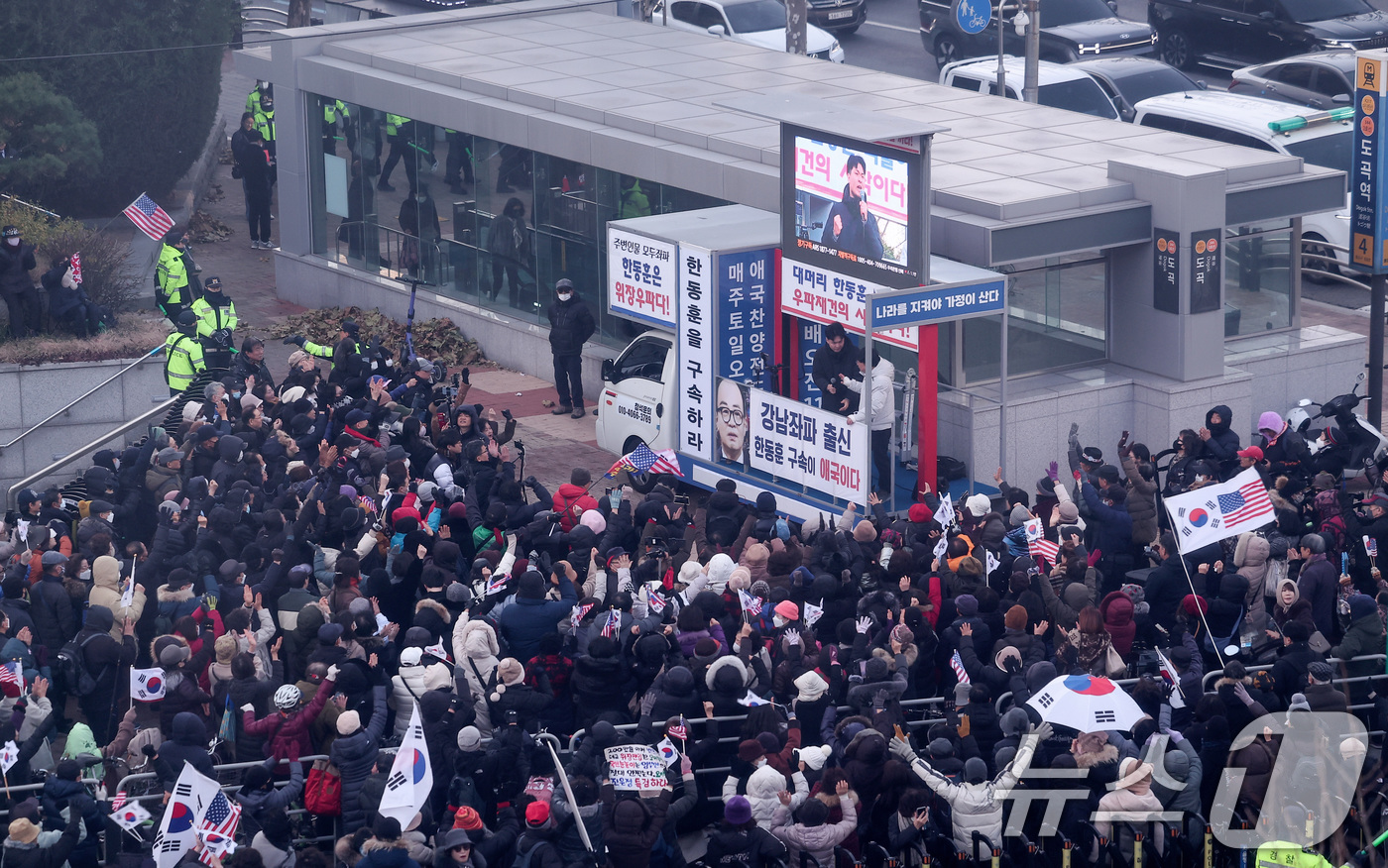 (서울=뉴스1) 김성진 기자 = 보수단체 회원들이 10일 서울 강남구 타워팰리스 앞에서 한동훈 국민의힘 대표 사퇴 촉구 집회를 하고 있다. 2024.12.10/뉴스1