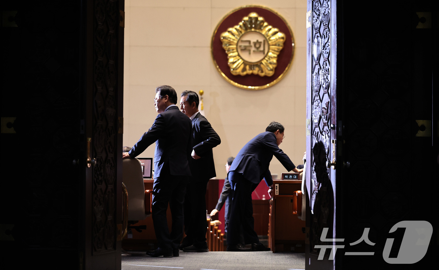 (서울=뉴스1) 구윤성 기자 = 더불어민주당 이재명 대표(왼쪽)와 정청래 의원이 10일 오후 서울 여의도 국회에서 열린 본회의에 참석해 대화하고 있다. 2024.12.10/뉴스1