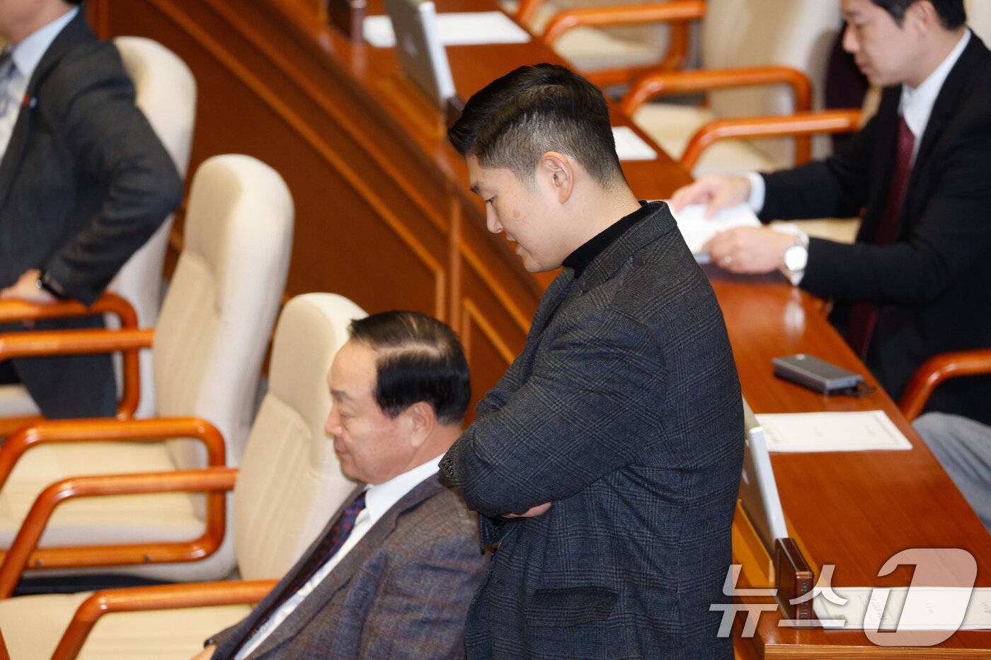 본문 이미지 - 김재섭 국민의힘 의원이 10일 오후 서울 여의도 국회 본회의장에서 열린 제418회국회(정기회) 18차 본회의에서 생각에 잠겨 있다. 2024.12.10/뉴스1 ⓒ News1 안은나 기자