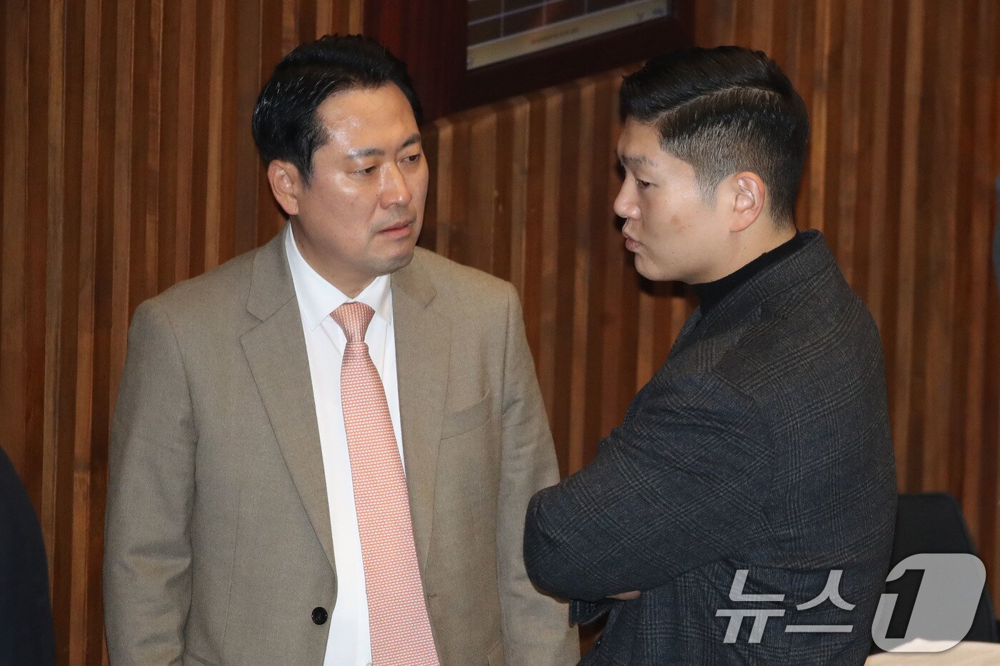 본문 이미지 - 국민의힘 장동혁, 김재섭 의원이 10일 오후 서울 여의도 국회에서 열린 본회의에서 대화하고 있다. 2024.12.10/뉴스1 ⓒ News1 이광호 기자