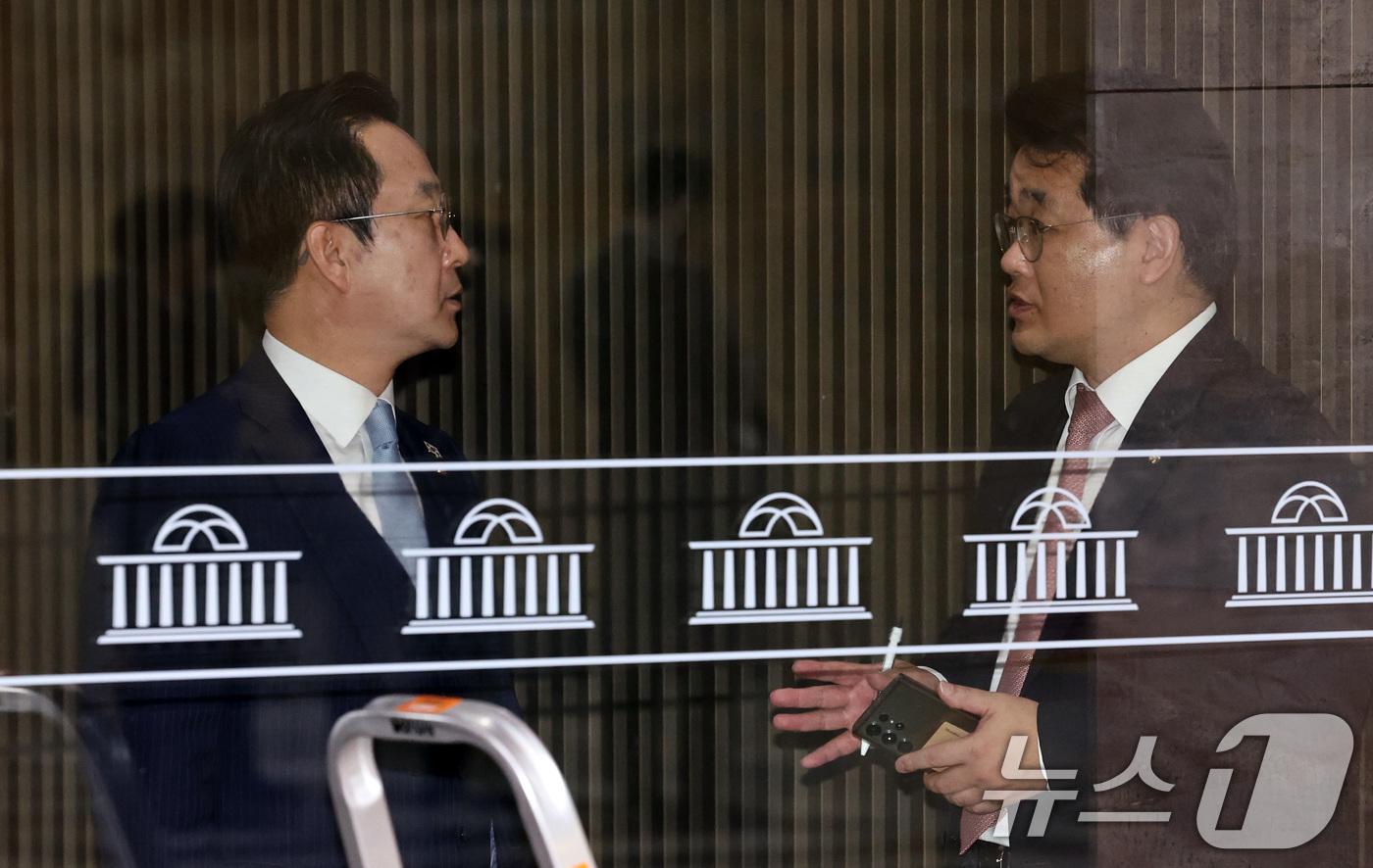 (서울=뉴스1) 구윤성 기자 = 박성준 더불어민주당 원내수석부대표와 배준영 국민의힘 원내수석부대표가 10일 오후 서울 여의도 국회에서 열린 본회의 도중 회의장 밖으로 나와 대화하고 …