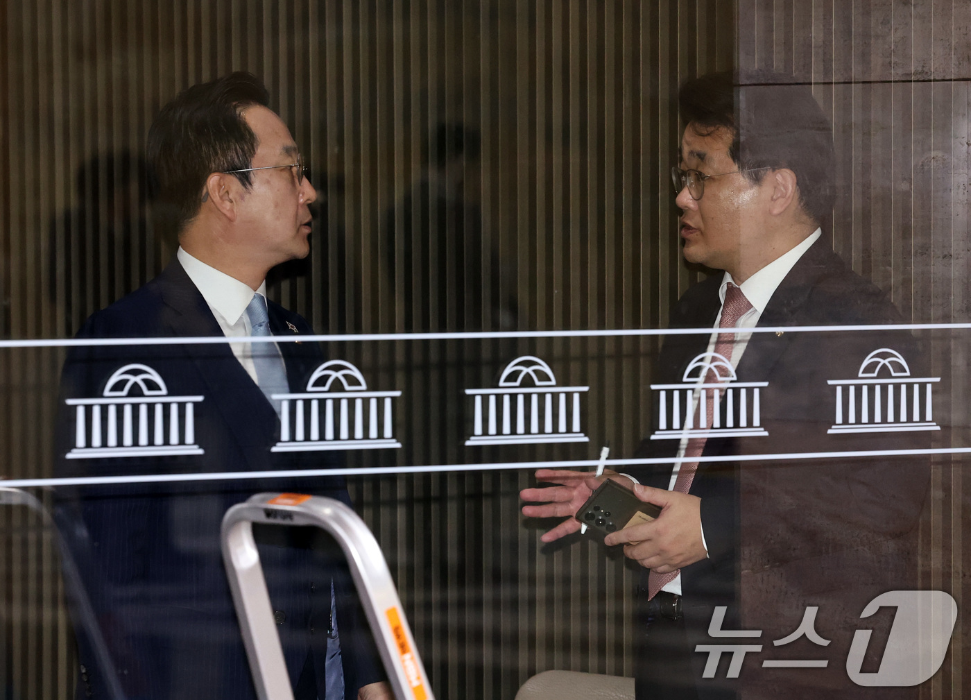 (서울=뉴스1) 구윤성 기자 = 박성준 더불어민주당 원내수석부대표와 배준영 국민의힘 원내수석부대표가 10일 오후 서울 여의도 국회에서 열린 본회의 도중 회의장 밖으로 나와 대화하고 …