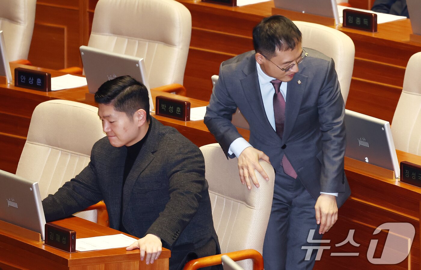 본문 이미지 - 국민의힘 김상욱(오른쪽)과 김재섭 의원이 10일 오후 서울 여의도 국회에서 열린 본회의에 참석하고 있다. 2024.12.10/뉴스1 ⓒ News1 김민지 기자