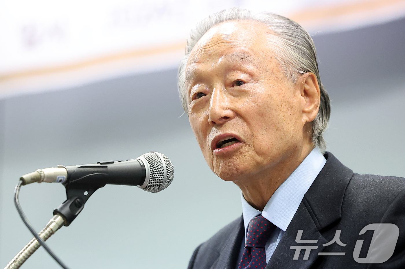 (서울=뉴스1) 김진환 기자 = 권노갑 김대중재단 이사장이 10일 오후 서울 마포구 연세대학교 김대중도서관 컨벤션 홀에서 열린 '김대중(DJ) 대통령 탄생 100주년, 노벨평화상 …