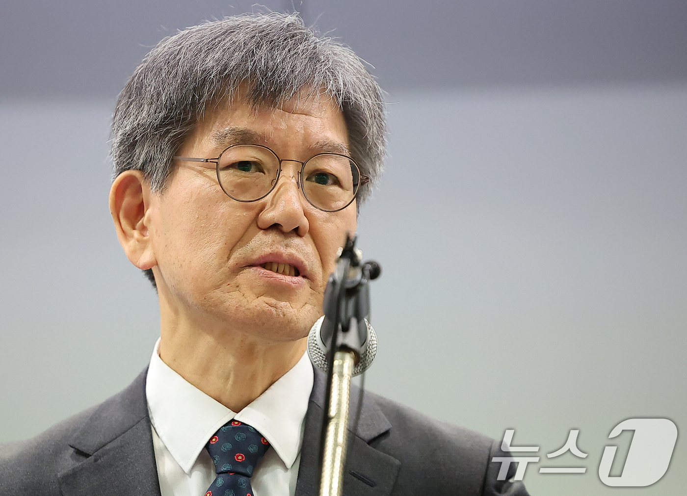 (서울=뉴스1) 김진환 기자 = 박명림 연세대학교 김대중도서관장이 10일 오후 서울 마포구 연세대학교 김대중도서관 컨벤션 홀에서 열린 '김대중(DJ) 대통령 탄생 100주년, 노벨 …