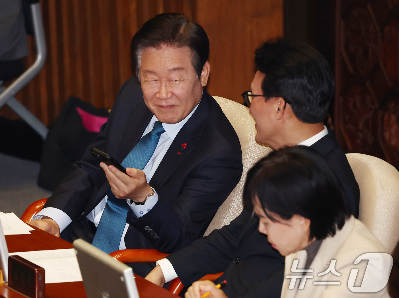 (서울=뉴스1) 김민지 기자 = 이재명 더불어민주당 대표가 10일 오후 서울 여의도 국회에서 열린 본회의에서 김민석 수석 최고위원과 휴대폰을 보며 웃고 있다. 2024.12.10/ …