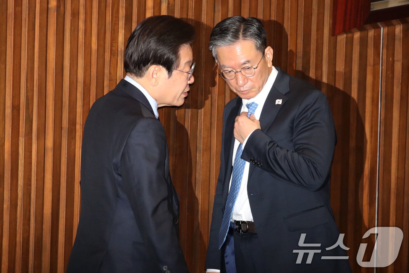 본문 이미지 - 지난해 12월 10일 당시 이재명 더불어민주당 대표와 정성호 의원이 10일 오후 서울 여의도 국회에서 열린 본회의에서 대화하고 있다. 2024.12.10/뉴스1 ⓒ News1 이광호 기자