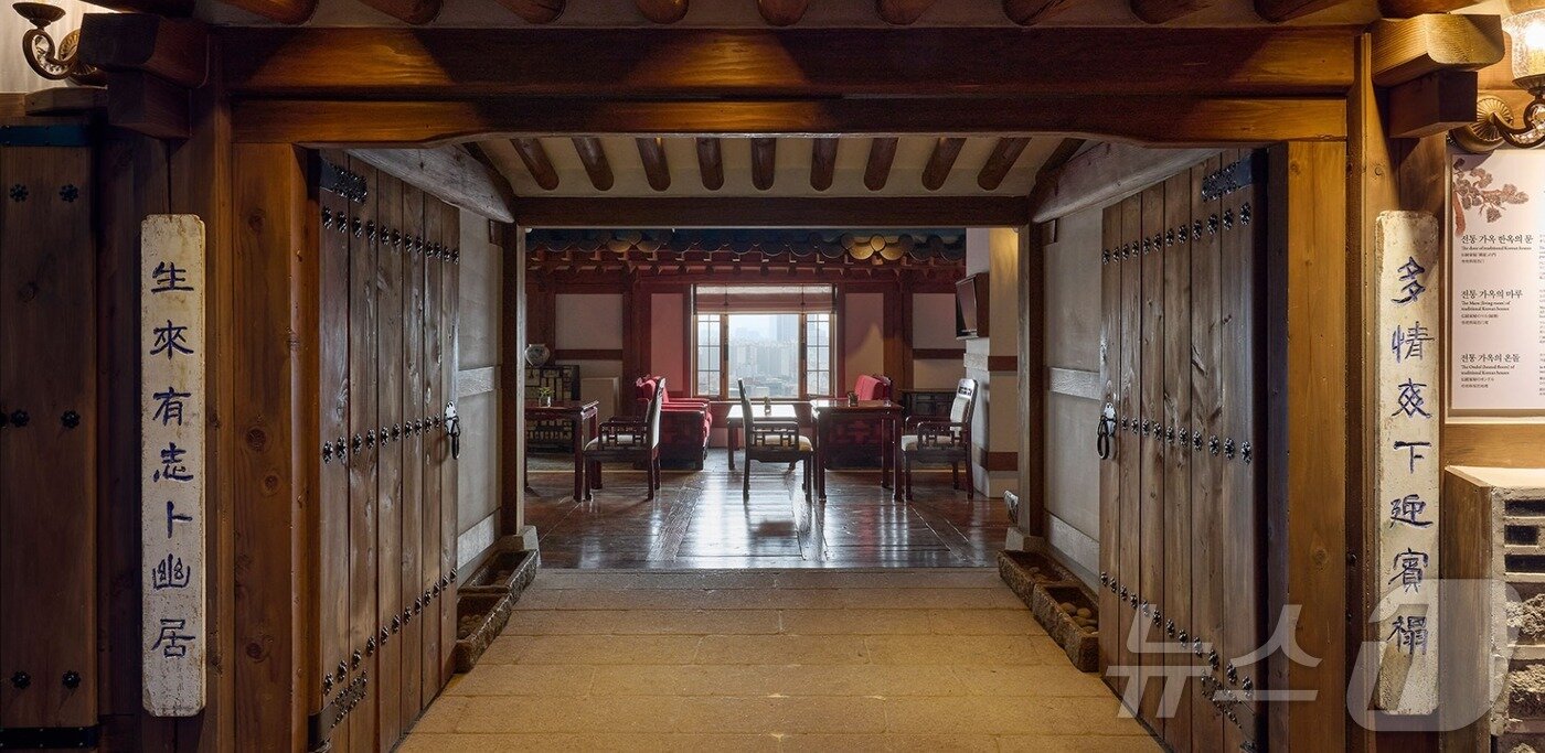 본문 이미지 - 그랜드머큐어임피리얼팰리스서울강남의 '클럽임피리얼라운지' 전경.(호텔 홈페이지 갈무리)