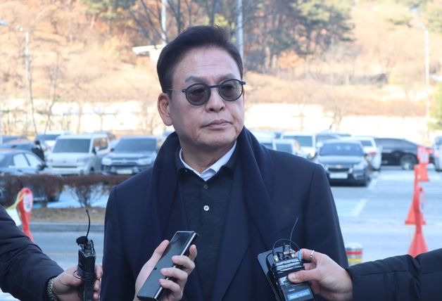 '돈봉투 수수 의혹' 정우택 첫 재판서 "현금 받은 적 없어" 혐의 부인