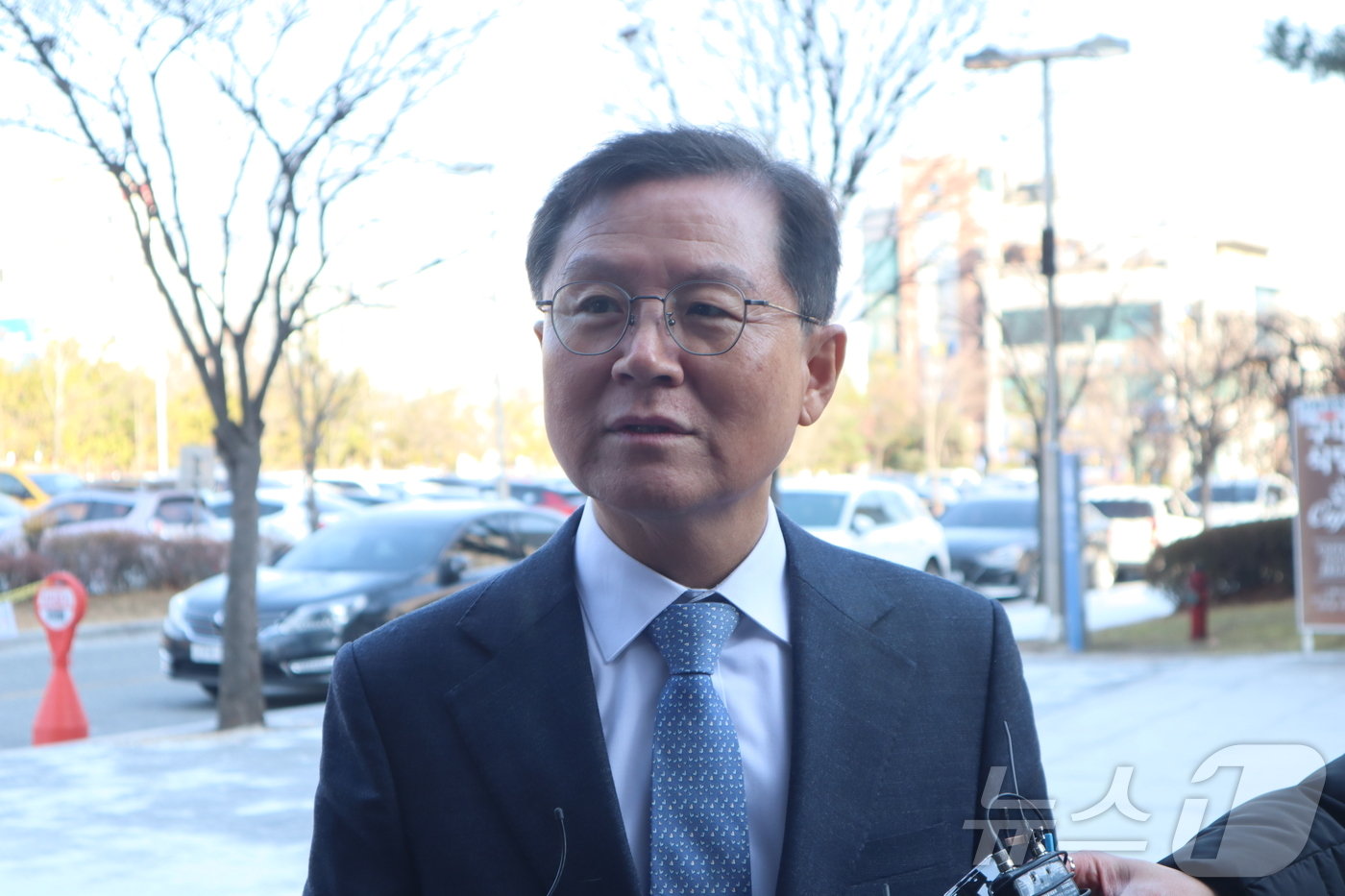 본문 이미지 - 지역 자영업자에게 변호사비 대납을 약속하고 자백을 종용한 윤갑근 전 국민의힘 충북도당위원장(60)이 10일 청주지법에서 열린 알선뇌물수수 등 혐의 첫 재판에 출석하고 있다.2024.12.10./뉴스1 박건영 기자