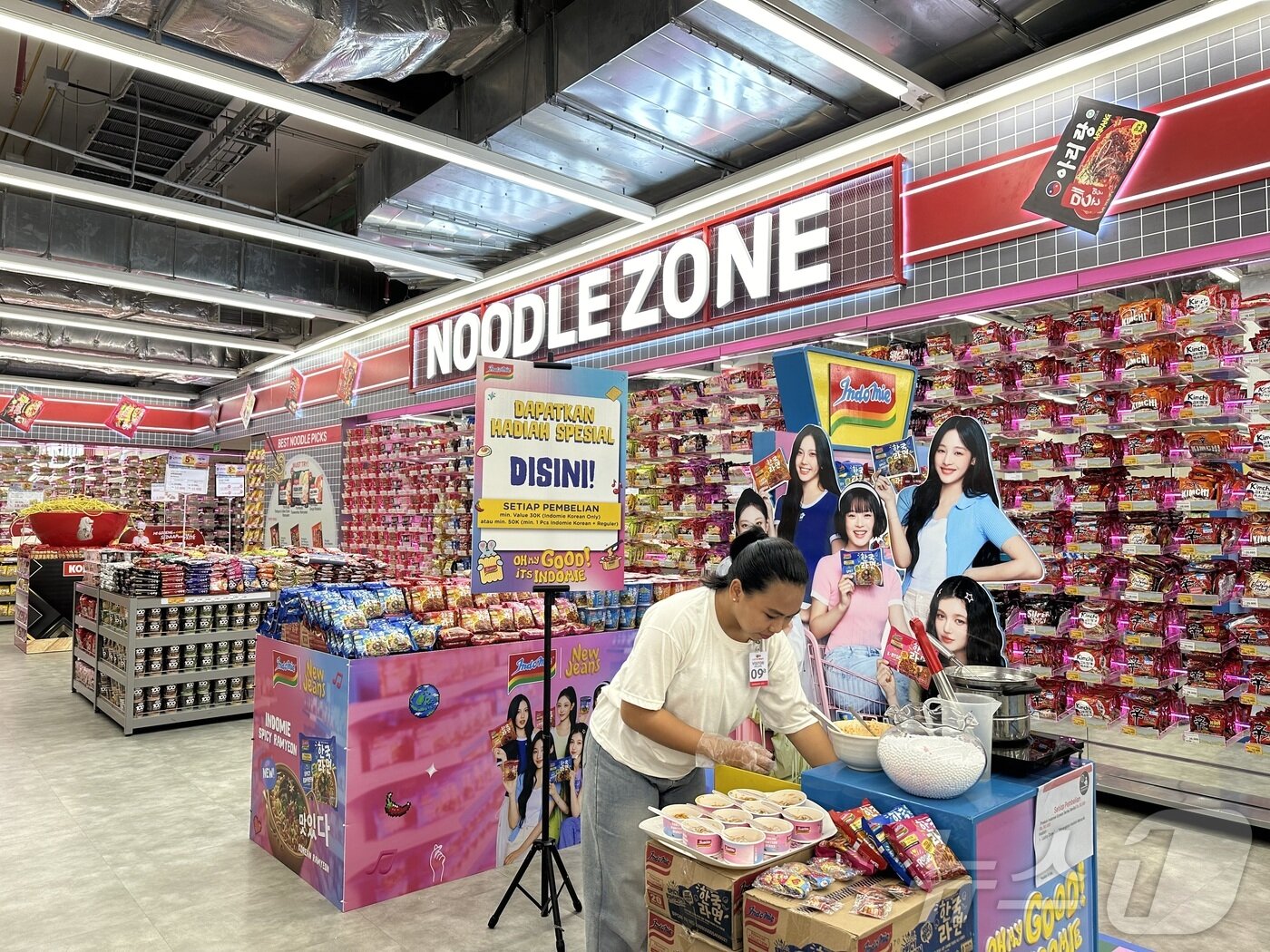 본문 이미지 - 자카르타 롯데마트의 라면전용관. 한국에서 수출한 라면부터 한국 걸그룹 뉴진스가 모델로 한 인니의 라면까지 다양한 제품들이 전시돼 있다. ⓒNews1 나혜윤 기자