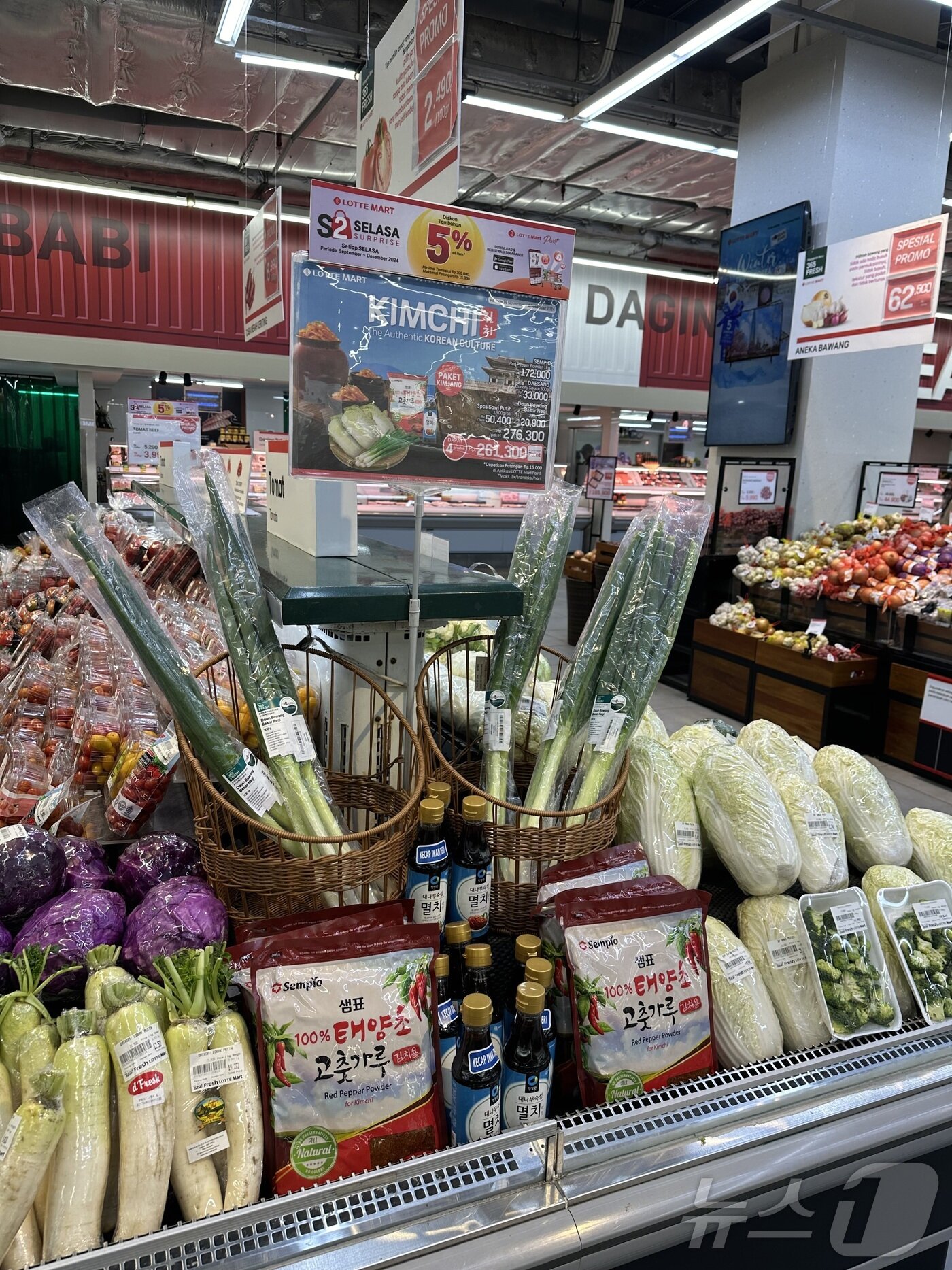 본문 이미지 - 자카르타 롯데마트에서 볼 수 있었던 '김치 밀키트'. ⓒNews1 나혜윤 기자