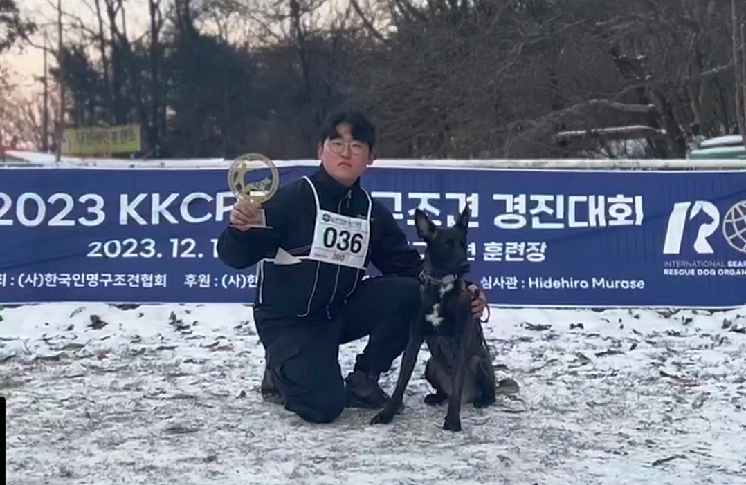 박기완 훈련사와 반려견 프레이 &#40;한국인명구조견협회 제공&#41; ⓒ 뉴스1