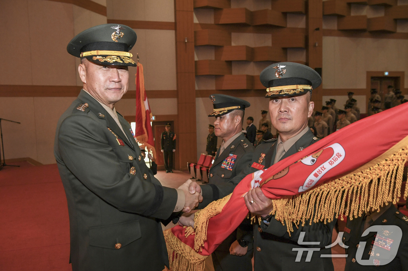 (포항=뉴스1) 최창호 기자 = 이종문 42대 해병대 교육훈련단장(준장)이 10일 경북 포항시 남구 해병대교육훈련단 내 김성은관에서 열린 취임식에서 주일석 해병대사령관으로부터 부대 …