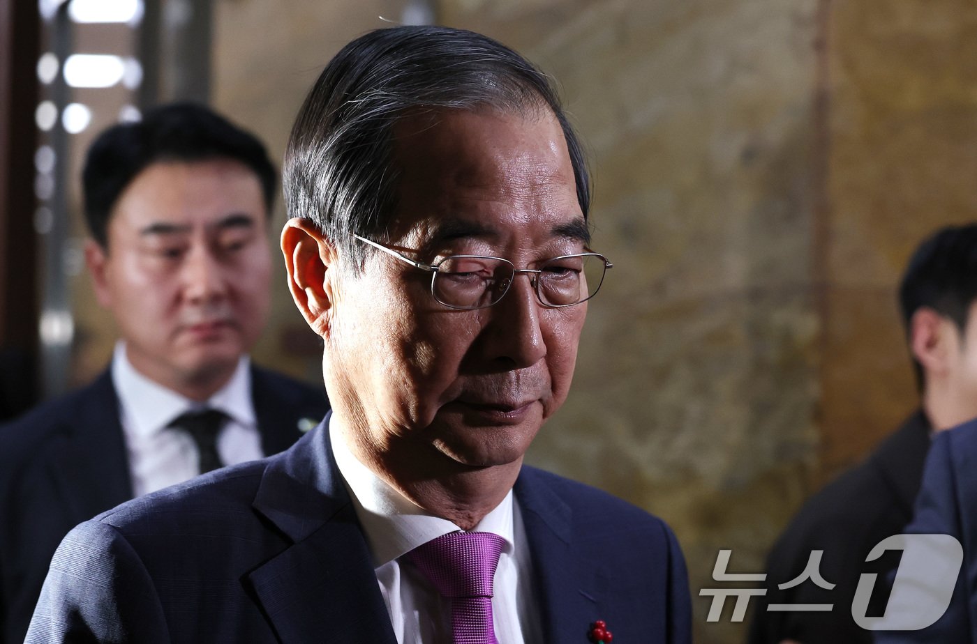 본문 이미지 - 한덕수 국무총리가 10일 오후 서울 여의도 국회에서 열린 본회의에 참석하고 있다. 2024.12.10/뉴스1 ⓒ News1 구윤성 기자