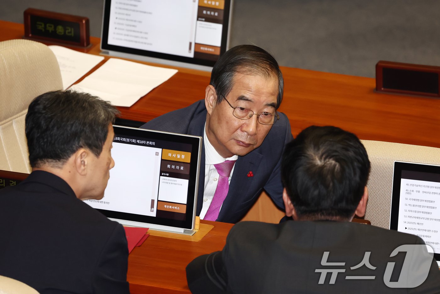 본문 이미지 - 한덕수 국무총리가 10일 오후 서울 여의도 국회에서 열린 본회의에서 최상목 경제부총리 겸 기획재정부 장관, 이주호 사회부총리 겸 교육부 장관과 대화하고 있다. 2024.12.10/뉴스1 ⓒ News1 김민지 기자