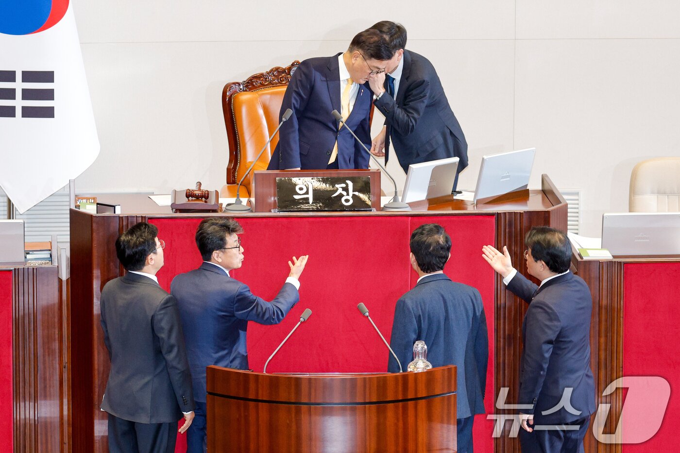 본문 이미지 - 우원식 국회의장이 10일 오후 서울 여의도 국회에서 열린 본회의에서 지방교육재정교부금법 일부개정법률안 처리에 앞서 더불어민주당 진성준 정책위의장, 박찬대 원내대표, 국민의힘 김상훈 정책위의장, 배준영 원내수석부대표와 대화하고 있다. 2024.12.10/뉴스1 ⓒ News1 안은나 기자