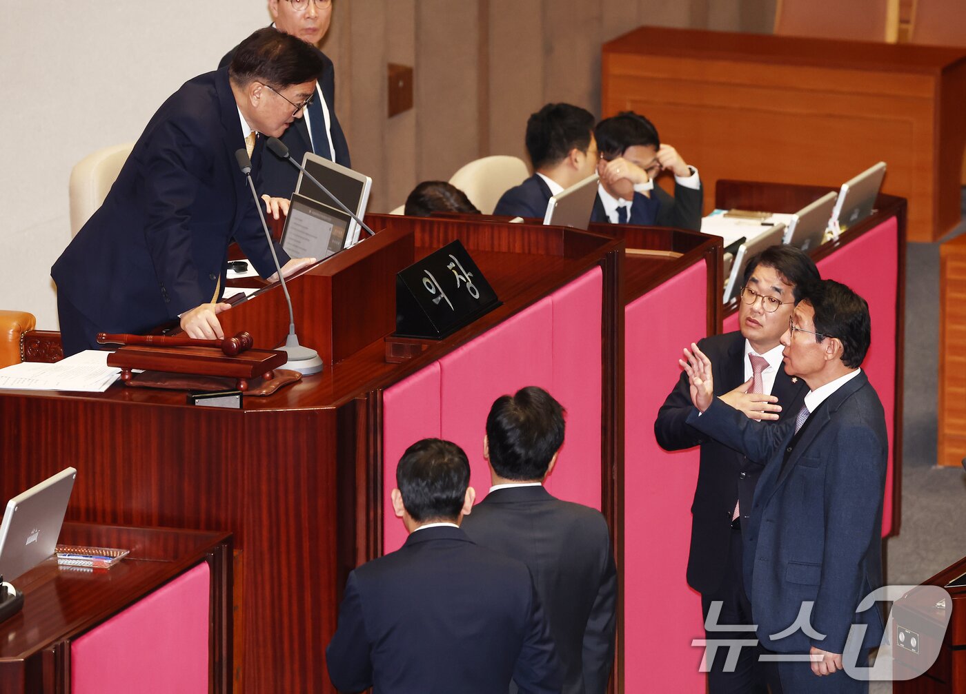 본문 이미지 - 우원식 국회의장이 10일 오후 서울 여의도 국회에서 열린 본회의에서 2025년도 예산안 처리에 앞서 더불어민주당 박찬대 원내대표, 국민의힘 김상훈 정책위의장, 배준영 원내수석부대표와 대화하고 있다. 2024.12.10/뉴스1 ⓒ News1 김민지 기자