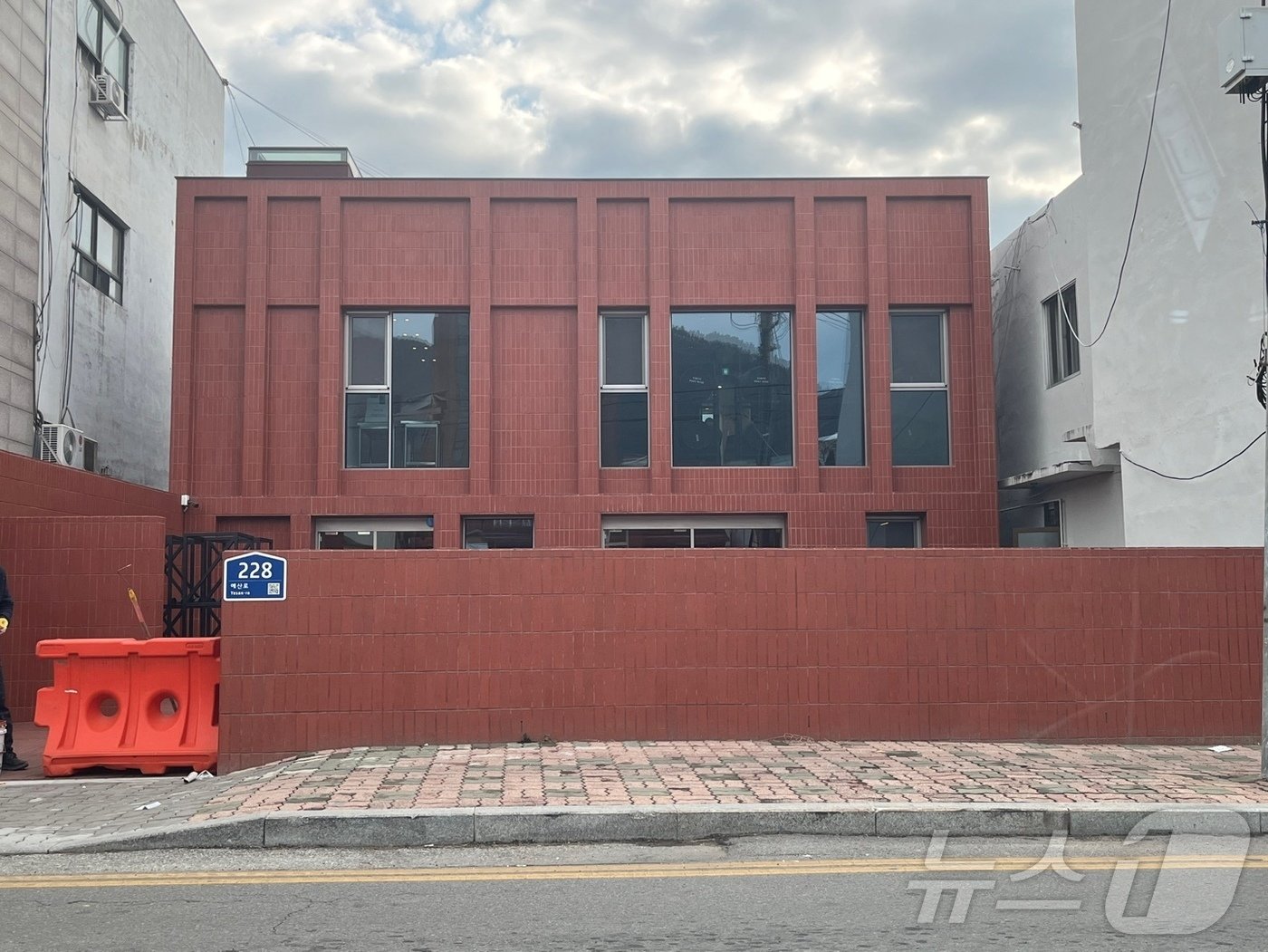 본문 이미지 - 충남 예산군에 위치한 지니스 램프 본사 전경.&#40;배지윤 기자&#41;