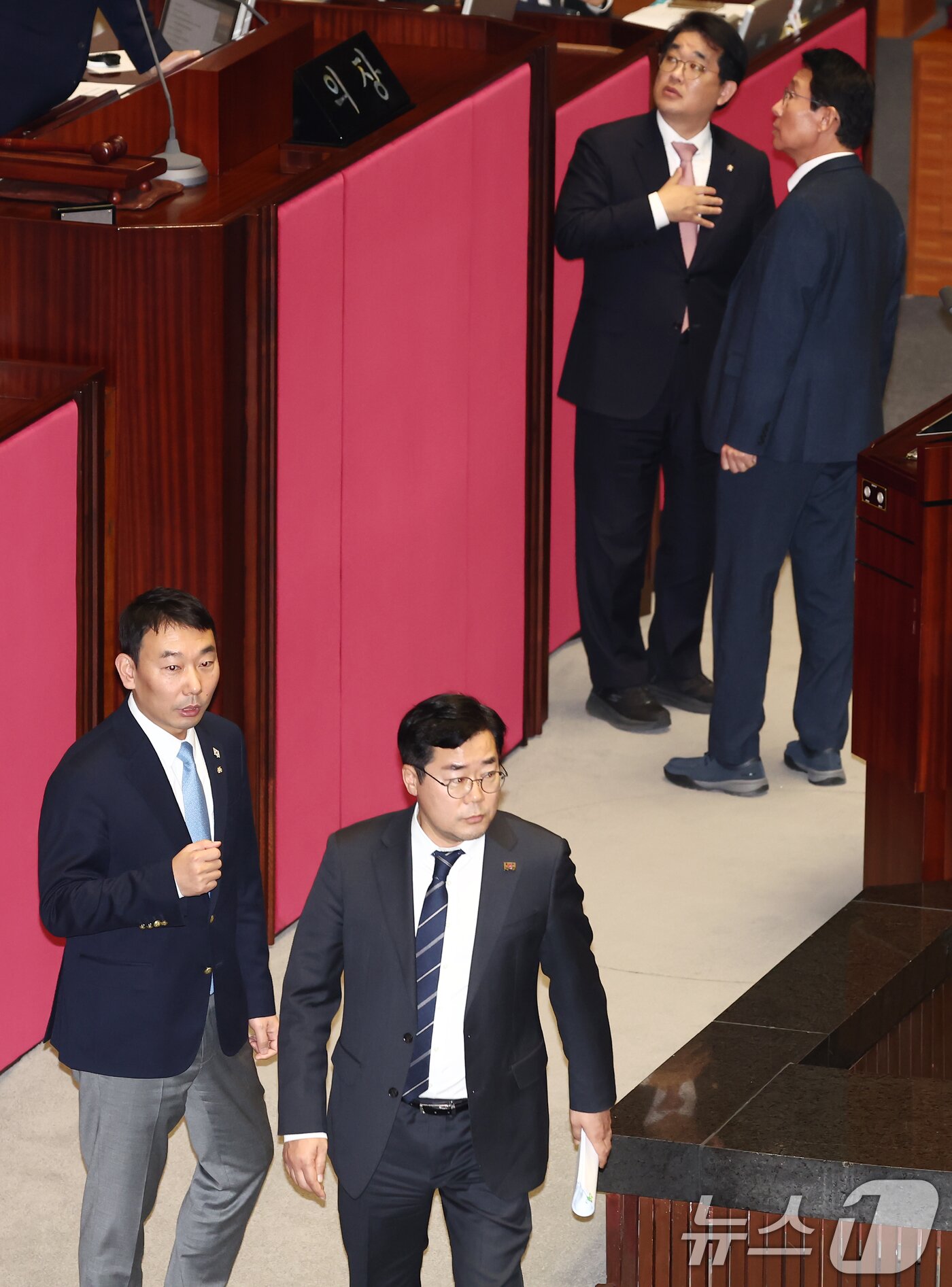 본문 이미지 - 10일 오후 서울 여의도 국회에서 열린 본회의에서 2025년도 예산안 처리에 앞서 국민의힘 김상훈 정책위의장, 배준영 원내수석부대표&#40;위&#41;가 우원식 의장과 대화하고 있다. 아래는 더불어민주당 박찬대 원내대표, 김용민 원내수석부대표가 대화를 마치고 이동하는 모습. 2024.12.10/뉴스1 ⓒ News1 김민지 기자