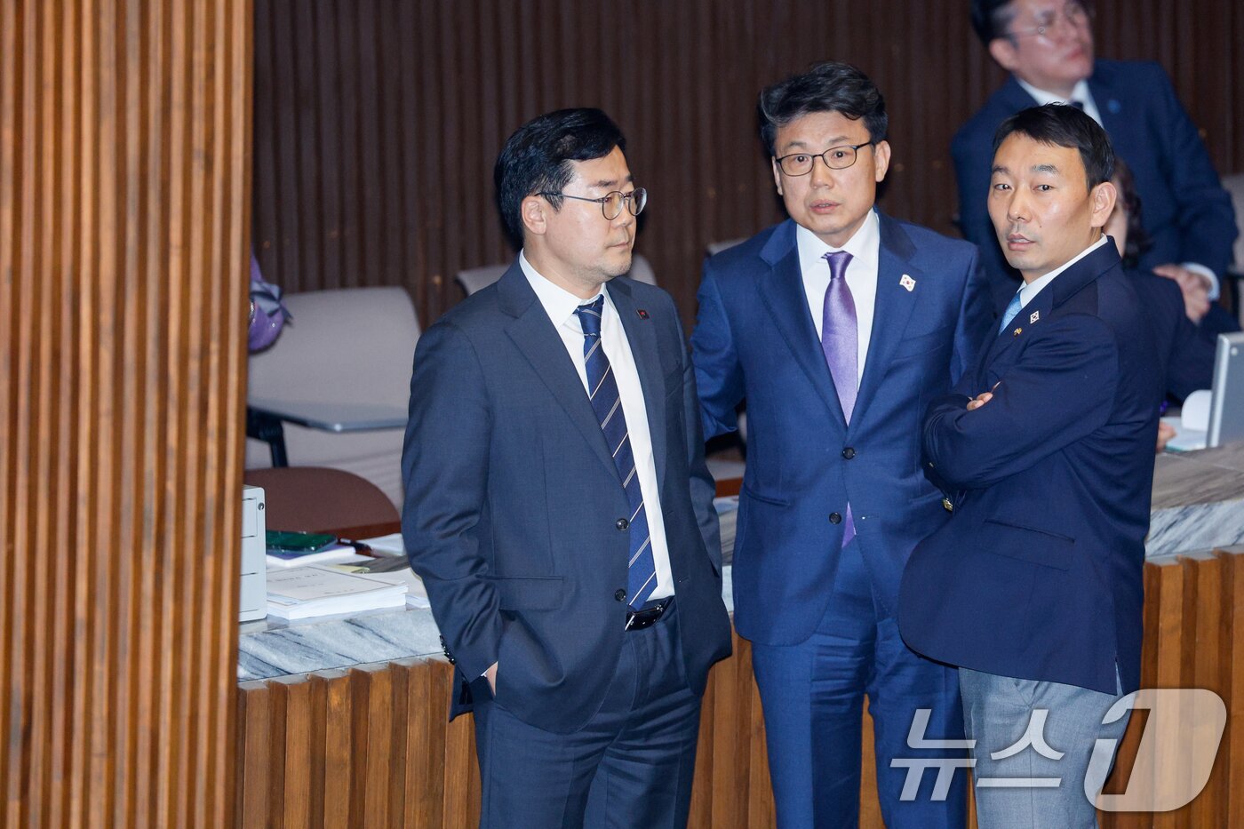 본문 이미지 - 더불어민주당 박찬대 원내대표와 진성준 정책위의장, 김용민 원내정책수석부대표가 10일 오후 서울 여의도 국회에서 열린 본회의에서 2025년도 예산안 처리에 앞서 우원식 의장, 국민의힘 김상훈 정책위의장, 배준영 원내수석부대표와 대화를 나눈 뒤 논의하고 있다. 2024.12.10/뉴스1 ⓒ News1 안은나 기자