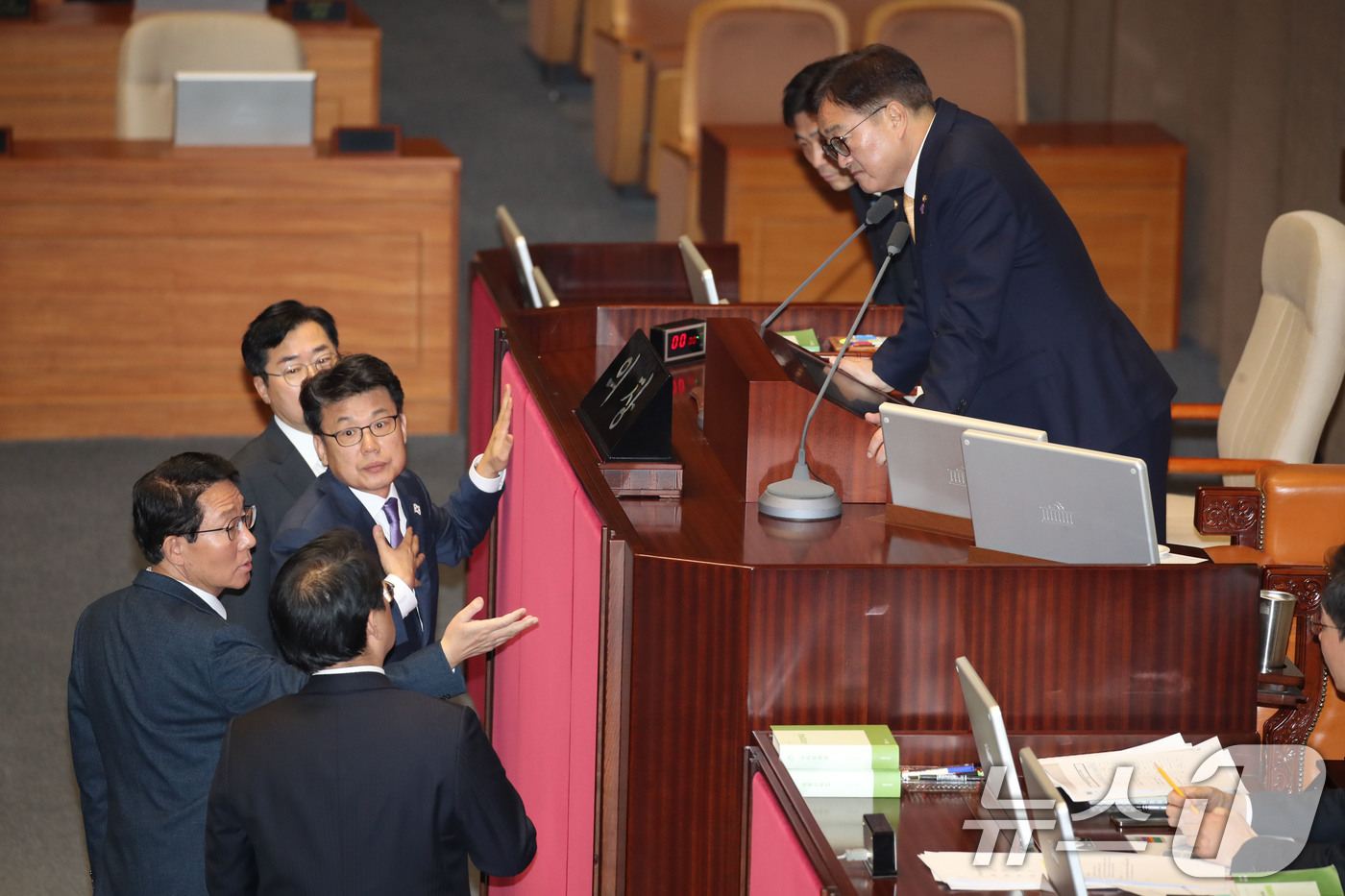 (서울=뉴스1) 이광호 기자 = 우원식 국회의장이 10일 오후 서울 여의도 국회에서 열린 본회의에서 지방교육재정교부금법 일부개정법률안 상정을 앞두고 김상훈 국민의힘 정책위의장, 박 …