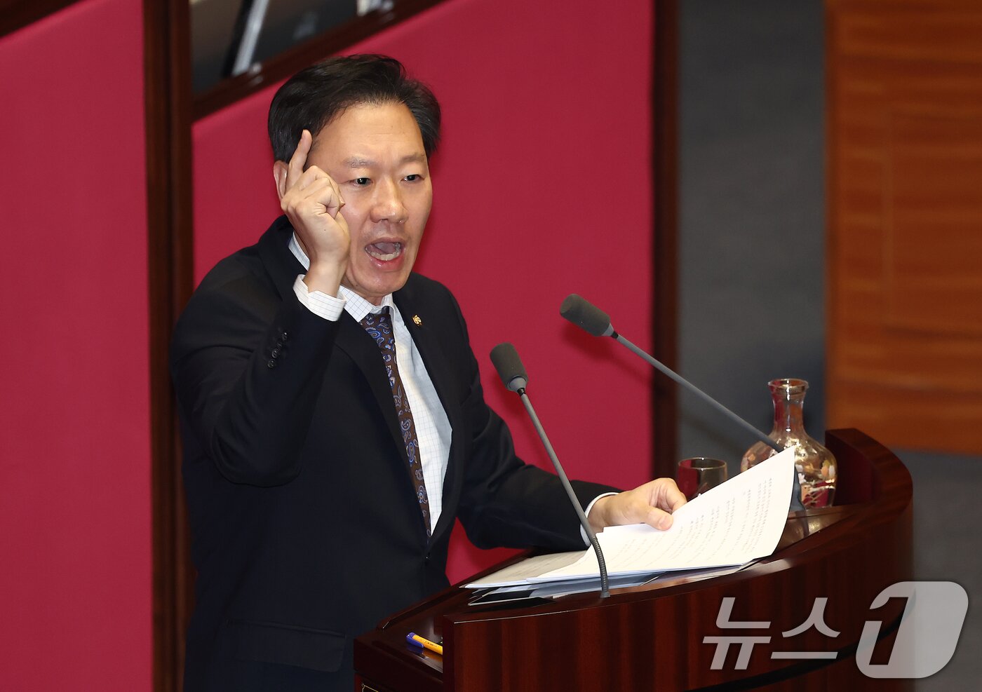 본문 이미지 - 박수민 국민의힘 의원이 10일 오후 서울 여의도 국회에서 열린 본회의에서 2025년도 예산안 처리를 앞두고 토론하고 있다. 2024.12.10/뉴스1 ⓒ News1 김민지 기자