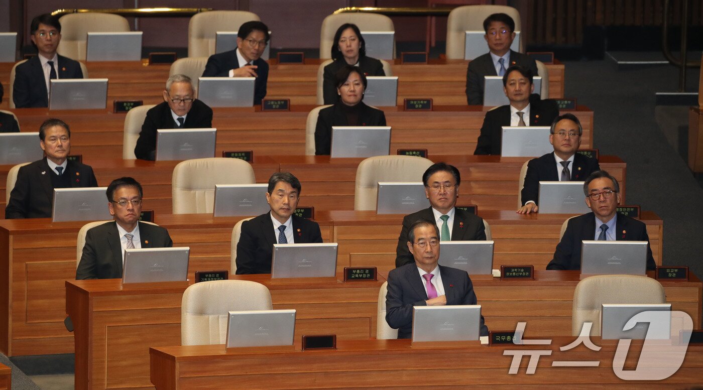본문 이미지 - 한덕수 국무총리와 국무위원들이 10일 오후 서울 여의도 국회에서 열린 본회의에 출석해 있다. 2024.12.10/뉴스1 ⓒ News1 이광호 기자