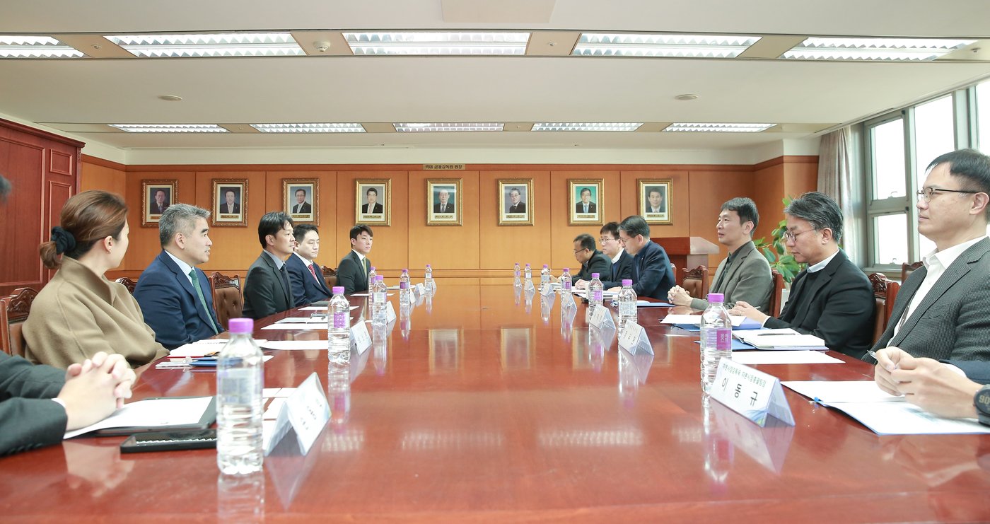 본문 이미지 - 이복현 금융감독원장&#40;오른쪽 중간&#41;이 10일 금감원에서 글로벌 IB 애널리스트들과 간담회를 개최했다. 사진은 금융감독원 제공.