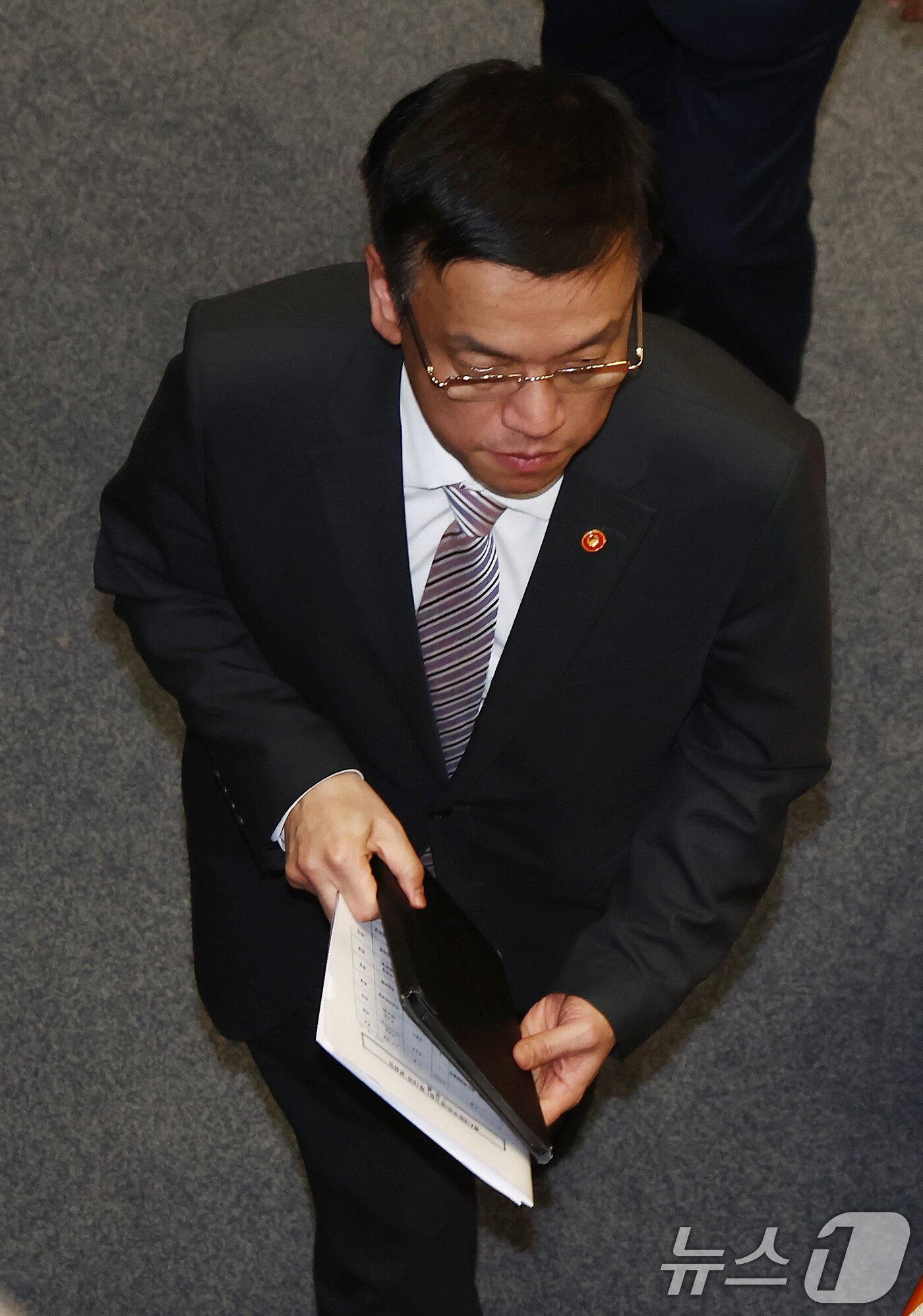 본문 이미지 - 최상목 경제부총리 겸 기획재정부 장관이 10일 오후 서울 여의도 국회에서 열린 2025년도 예산안 관련 본회의를 마치고 나오고 있다. 2024.12.10/뉴스1 ⓒ News1 김민지 기자