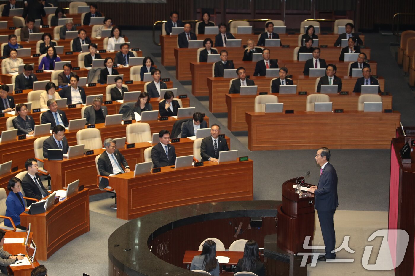 본문 이미지 - 한덕수 국무총리가 10일 오후 서울 여의도 국회에서 열린 본회의에서 2025년도 예산안에 대한 수정안이 가결된뒤 발언대에서 정부측 인사말을 하고 있다. 2024.12.10/뉴스1 ⓒ News1 이광호 기자