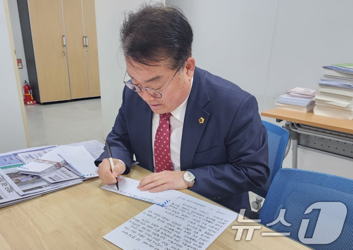 본문 이미지 - 정무창 광주시의원이 10일 대통령 탄핵 표결에 동의해달라며 국민의힘 의원들에게 보내는 손편지를 쓰고 있다.2024.12.10/뉴스1 ⓒ News1 박준배 기자
