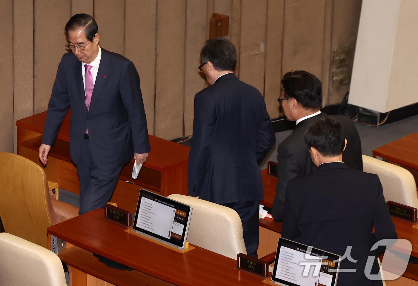 (서울=뉴스1) 김민지 기자 = 한덕수 국무총리가 10일 오후 서울 여의도 국회에서 열린 2025년도 예산안 관련 본회의를 마치고 나오고 있다. 2024.12.10/뉴스1