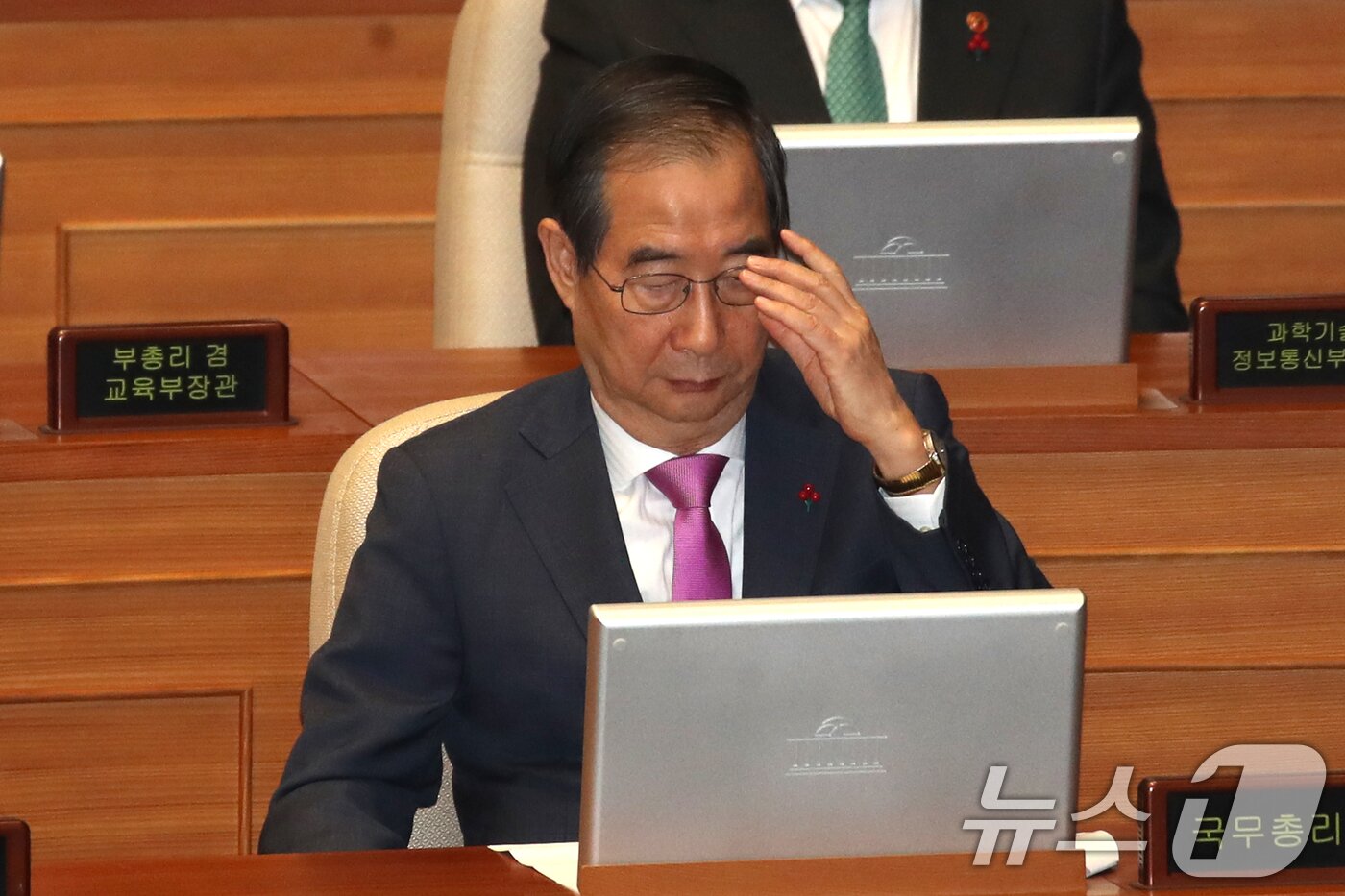 본문 이미지 - 한덕수 국무총리와 최상목 경제부총리가 10일 오후 서울 여의도 국회에서 열린 본회의에 출석해 있다. 2024.12.10/뉴스1 ⓒ News1 이광호 기자