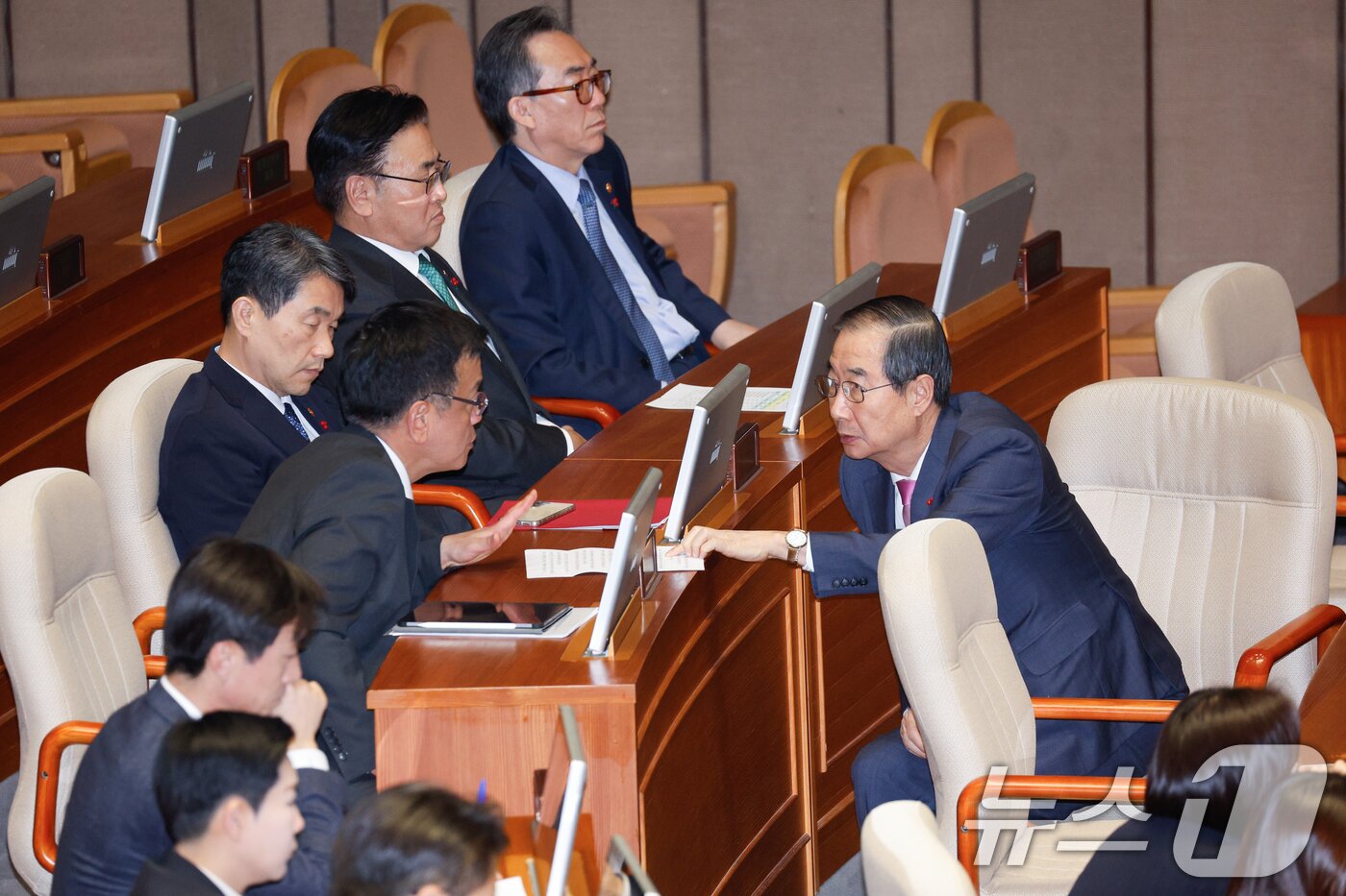 본문 이미지 - 한덕수 국무총리가 10일 오후 서울 여의도 국회에서 열린 본회의에서 2025년도 예산안에 대한 수정안이 통과되자 최상목 경제부총리 겸 기획재정부 장관과 대화하고 있다. 2024.12.10/뉴스1 ⓒ News1 안은나 기자